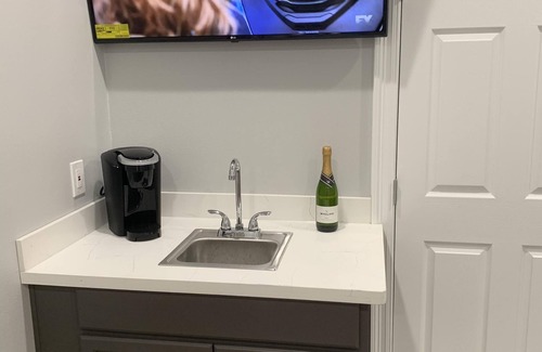 Tulane - Gravier House | “NEW” 1 Bed 1 Bath 1 Block From Street Car Line-Only 7 blocks to French Quarter!