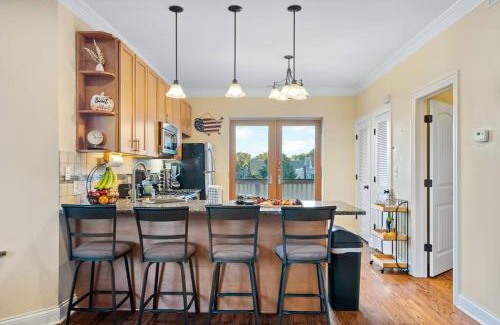 St. Ben's Apartment | NEW! 1 Garage Spot Included! Near brown line! North Center/St. Ben's Location!