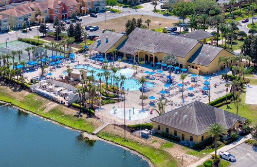 West Kissimmee House | NEW!16 guest, Disney 10mi, Themed Rooms, Private Pool, Movie + Game Room, Resort