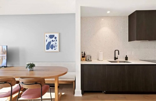 Rainey Street Historic District Condo | NEW! 1BR Scenic Retreat w/Rooftop pool |Rainey St