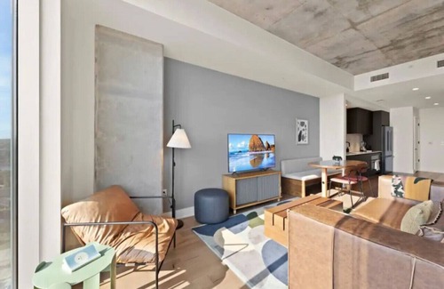 Rainey Street Historic District Condo | NEW! 1BR Scenic Retreat w/Rooftop pool |Rainey St