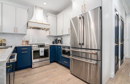 Northeast South Bend Condo | New 1st floor condo - 7 Block Walk to Notre Dame - Sleeps 8