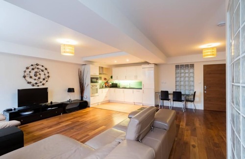 Brondesbury Apartment | New 2BD & 2BTH Flat - 1 mins walk to underground station