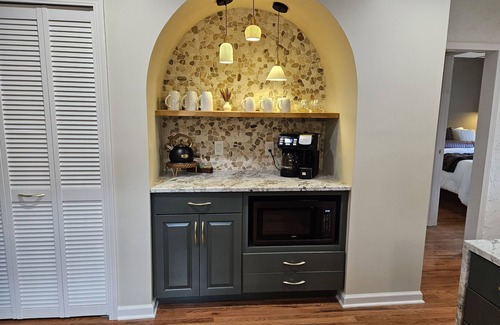 Taylor House | New! 2BD-Home with FAST Wi-Fi & FREE Parking!