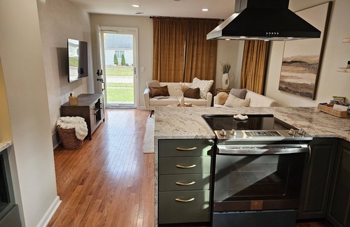 Taylor House | New! 2BD-Home with FAST Wi-Fi & FREE Parking!