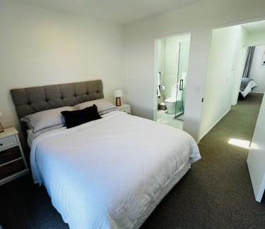 Merivale Apartment | New 2bed2bath townhouse with parking by Hagley Park