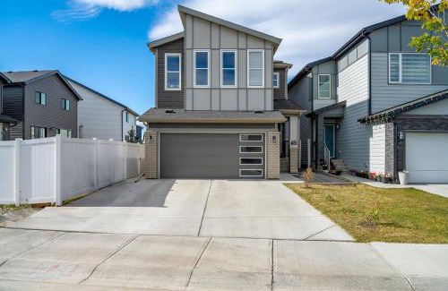 Southeast Calgary House | NEW! 2BR Private Suite SE Calgary - FREE Banff Pass, Netflix, Parking!
