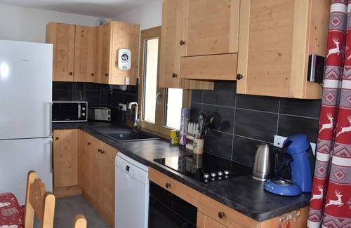 Pralognan-la-Vanoise Apartment | New 3-Bedroom Apartment in Central Location with Terrace, Close to Shops and Ski Lifts
