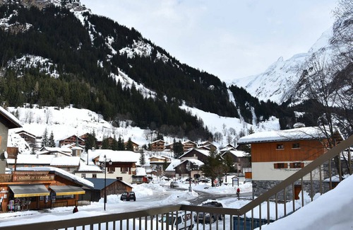 Pralognan-la-Vanoise Apartment | New 3-Bedroom Apartment in Central Location with Terrace, Close to Shops and Ski Lifts