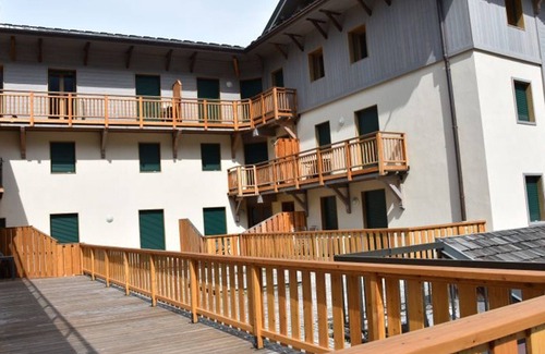 Pralognan-la-Vanoise Apartment | New 3-Bedroom Apartment in Central Location with Terrace, Close to Shops and Ski Lifts