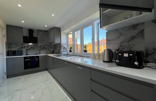 Waltham Cross House | New 3 Bedroom, 3 shower, ideal for Contractors,Companies & Temporary Relocation