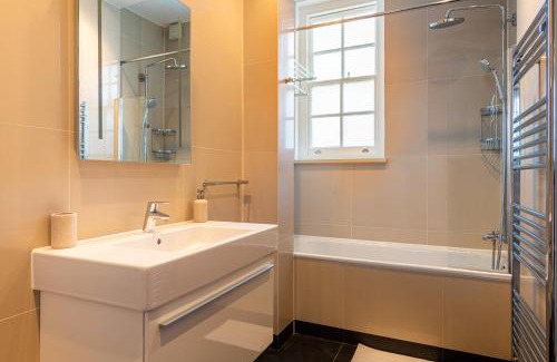 Brompton & Hans Town Apartment | New 3bed with Air Con In Chelsea