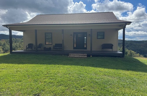 West Jefferson House | New 4 bedroom house secluded with Mountain View’s and access to New River