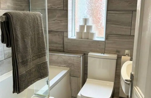 Grimsby House | NEW 4 Double Bedrooms Large House