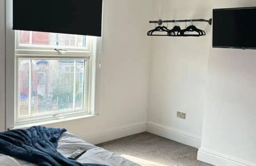 Grimsby House | NEW 4 Double Bedrooms Large House