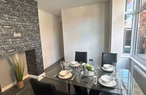 Grimsby Apartment | NEW! 4 Large Bedrooms Renovated Workers Haven