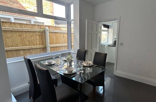 Grimsby Apartment | NEW! 4 Large Bedrooms Renovated Workers Haven