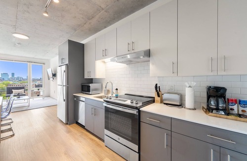 River North Hotel | New 4BR Family-Ready Apartment