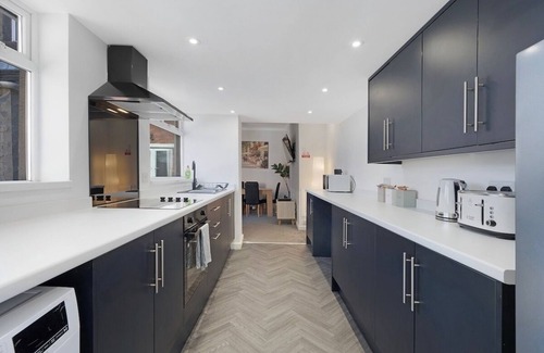Stanley House | New! 4BR in Durham Road