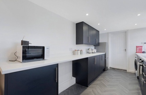 Stanley House | New! 4BR in Durham Road