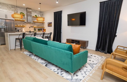 Tulane - Gravier House | New 5 bedroom 3 1/2 bathroom near bourbon St, walking distance Caesar Superdome