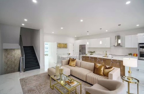 Pompano Beach House | New 5BR Villa Beach Walk Jacuzzi Retreat