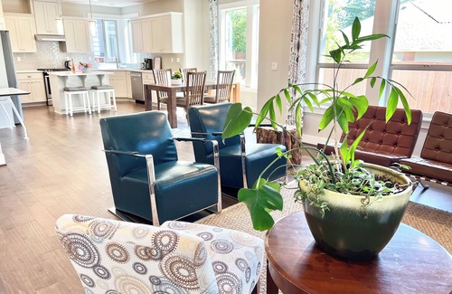 Tigard House | New 6 bedrooms 3 fullbath, king bed on main.single family large upscale home.