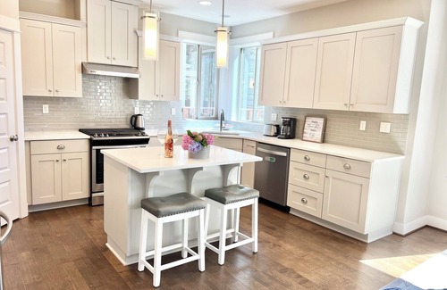 Tigard House | New 6 bedrooms 3 fullbath, king bed on main.single family large upscale home.