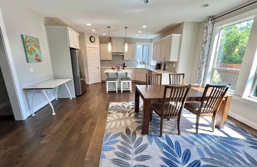 Tigard House | New 6 bedrooms 3 fullbath, king bed on main.single family large upscale home.