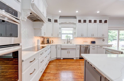 Eastport House | NEW 7 Bedrm House-Pool, Swim-Up Bar, Grill, Pool Table, Fitness and play room