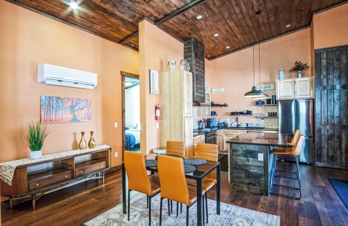 Fort Valley House | New, Amazing, Cozy, Jacuzzi, Mountain Views, Minutes 2 Downtown, Snow Bowl