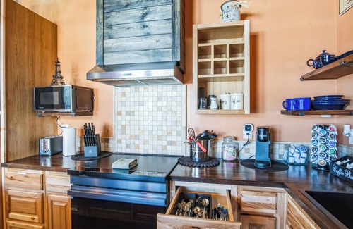 Fort Valley House | New, Amazing, Cozy, Jacuzzi, Mountain Views, Minutes 2 Downtown, Snow Bowl