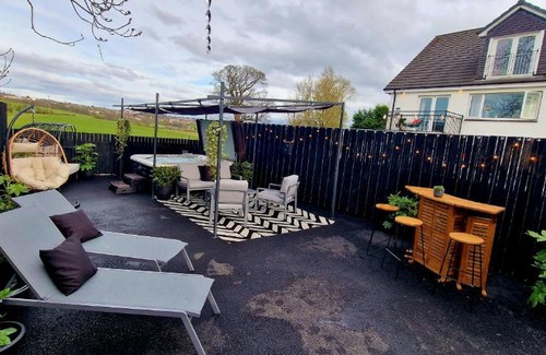 Coatbridge Bed & Breakfast | NEW AMAZING The Black Wolf Suite The Grumpy Schnauzer B&B