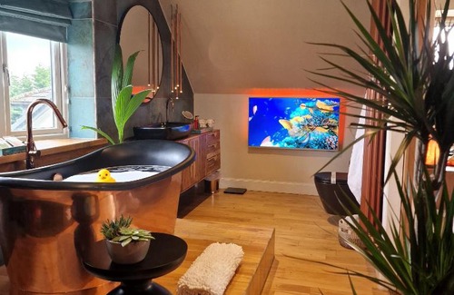 Coatbridge Bed & Breakfast | NEW AMAZING The Black Wolf Suite The Grumpy Schnauzer B&B
