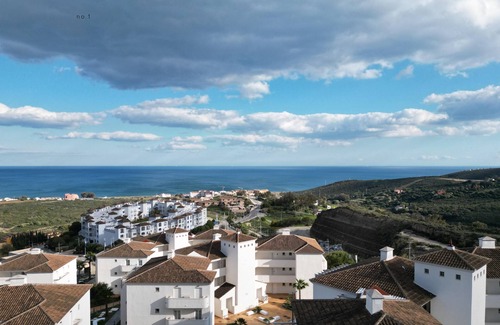 Puerto de la Duquesa Apartment | New and bright 3 bed apartment, 3min drive from an ecological reserved beach.