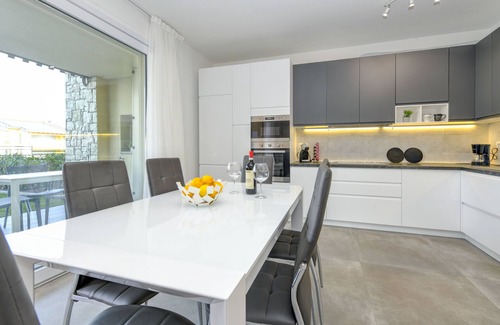 Montioni Apartment | New Apartment Lazise with garden in front of the pool