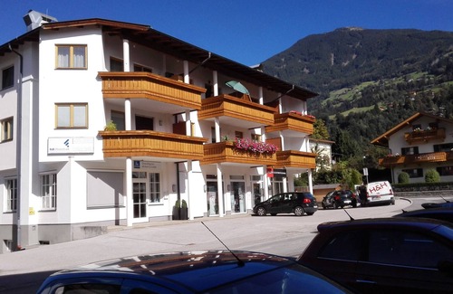 Stumm Apartment | New apartments in a central location with panoramic views and parking.