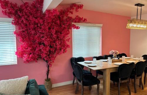 Gas Lamp Section Apartment | NEW Beach Home with Canopy Bed and Work Spaces