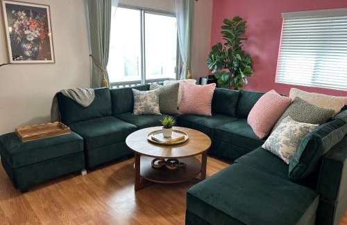 Gas Lamp Section Apartment | NEW Beach Home with Canopy Bed and Work Spaces