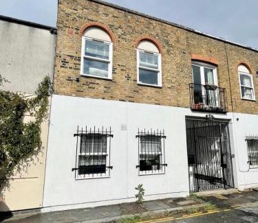 Holloway Apartment | *NEW* Beautiful 2 Bedroom House in Central Location