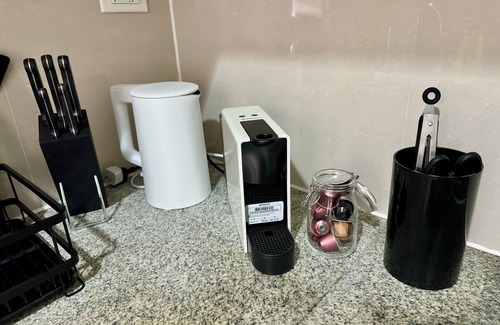 Legazpi Village Condo | New! Big Glass 1 Bedroom with 500Mbps WiFi & 65" TV Netflix
