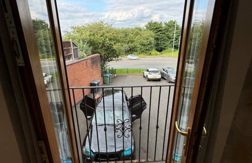 Oldbury Apartment | New Birmingham Rd, Jn 2 M5, 2 twin B/rooms Parking