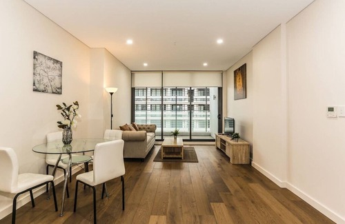 Waterloo Apartment | New, Bright Apartment in Waterloo near park