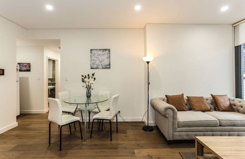 Waterloo Apartment | New, Bright Apartment in Waterloo near park