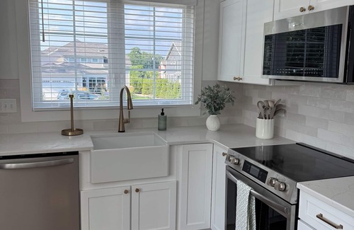 Wooded Estates House | New Build- Carriage House. 1 bedroom, den, kitchen. Half mile to ND. Sleeps 4/5