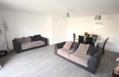 Wellingborough House | New Build, Large Drive, Ideal For Business & Relocation, Weekly & Monthly Stays