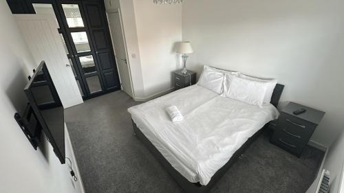 Wellingborough House | New Build, Large Drive, Ideal For Business & Relocation, Weekly & Monthly Stays