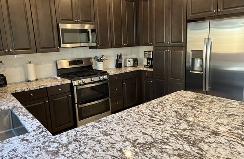 Roseville House | New Built, pets, 30+Day, insurance stays, corporate stay