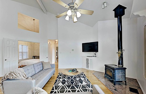 Canyon Lake House | NEW! 'Canyon Cottage' w/ Fire Pit and Game Room!