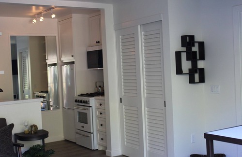 Diamond Crestview House | NEW! Canyon Retreat w/View. Walk to Beach and Town